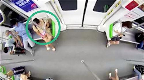 成人坐地铁视频,成人乘坐地铁的温馨瞬间